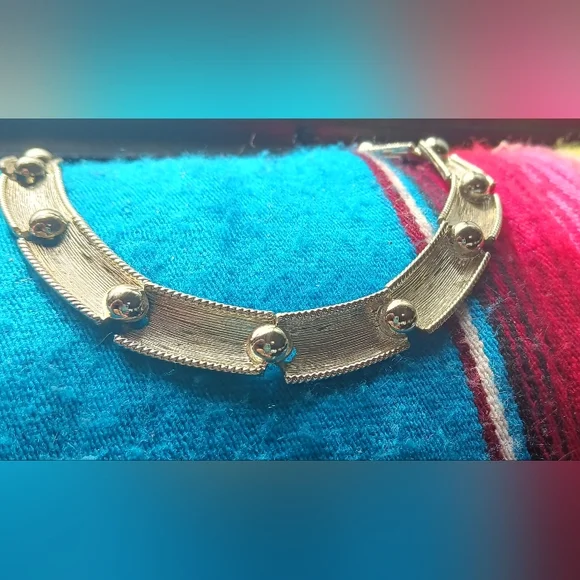 Selling a large bag of necklace.Lots of vintage to CHOOSESilver, turquoiseETC